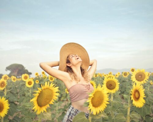Frau im Sonnenblumenfeld