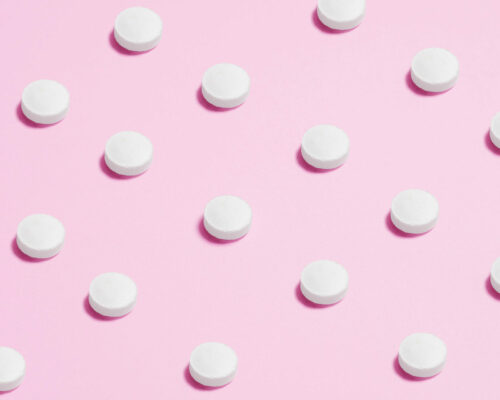 medikamente auf rosa Hintergrund