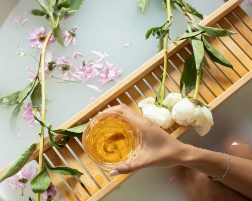 Badewanne mit Blumen und Getränk um sich zu entspannen