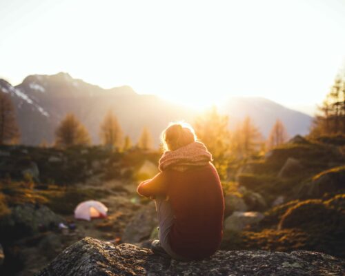 frau sitzt in der Natur - wohl fühlen