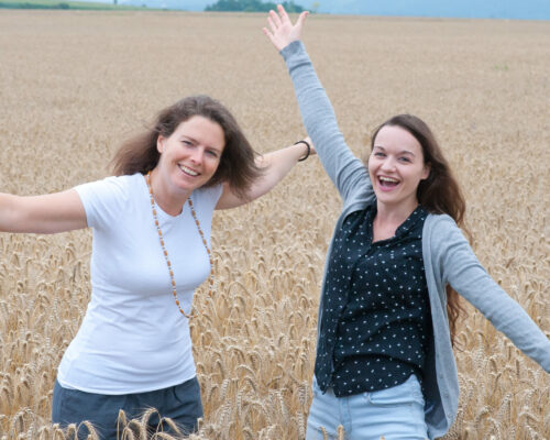 Berni und Claudia stehen im Getreidefeld